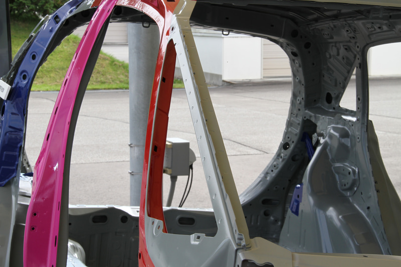 新型フィットのボディでは、超高張力鋼板率（980MPa材以上）を従来モデルの10％から17％に高めるとともに、ボディ重量の4.5kg軽量化に成功。ボディ剛性も3.4％向上している