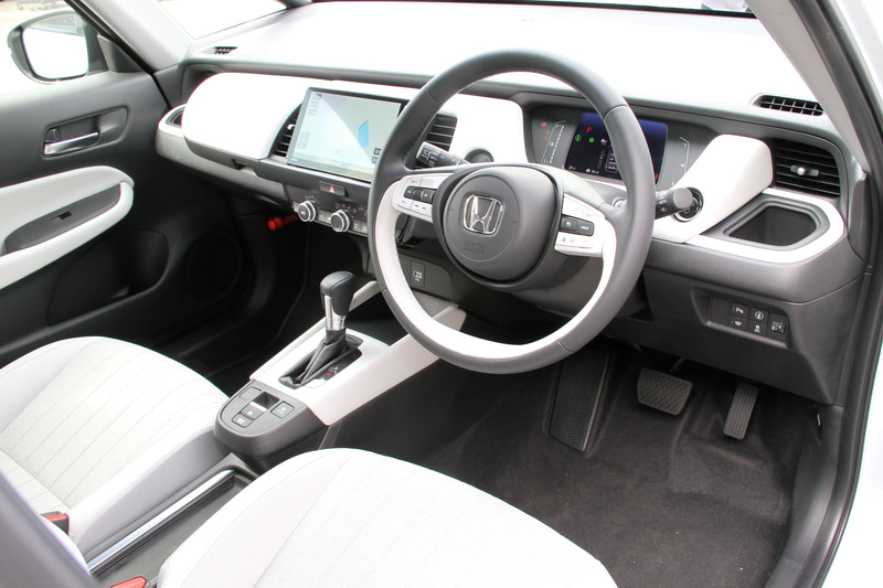 HOMEのインテリア。新型フィットでは“みんなに心地よい空間”を作り出すべく、ステアリング調整範囲やペダル設定、シートバック角度の変更とともに、クッション角度の最適化、テールゲート開口部やアンダーボックス容量の拡大などが行なわれた。室内では特にフロントピラーを細くして視野角を拡大しているのが大きなポイントの1つ