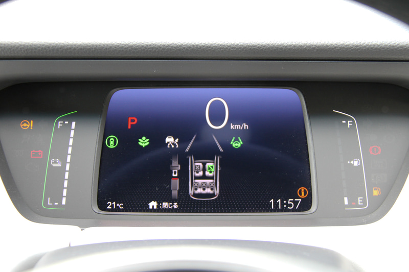 HOMEのインテリア。新型フィットでは“みんなに心地よい空間”を作り出すべく、ステアリング調整範囲やペダル設定、シートバック角度の変更とともに、クッション角度の最適化、テールゲート開口部やアンダーボックス容量の拡大などが行なわれた。室内では特にフロントピラーを細くして視野角を拡大しているのが大きなポイントの1つ