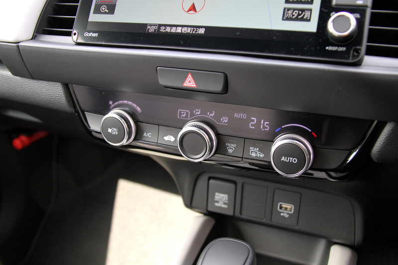 HOMEのインテリア。新型フィットでは“みんなに心地よい空間”を作り出すべく、ステアリング調整範囲やペダル設定、シートバック角度の変更とともに、クッション角度の最適化、テールゲート開口部やアンダーボックス容量の拡大などが行なわれた。室内では特にフロントピラーを細くして視野角を拡大しているのが大きなポイントの1つ