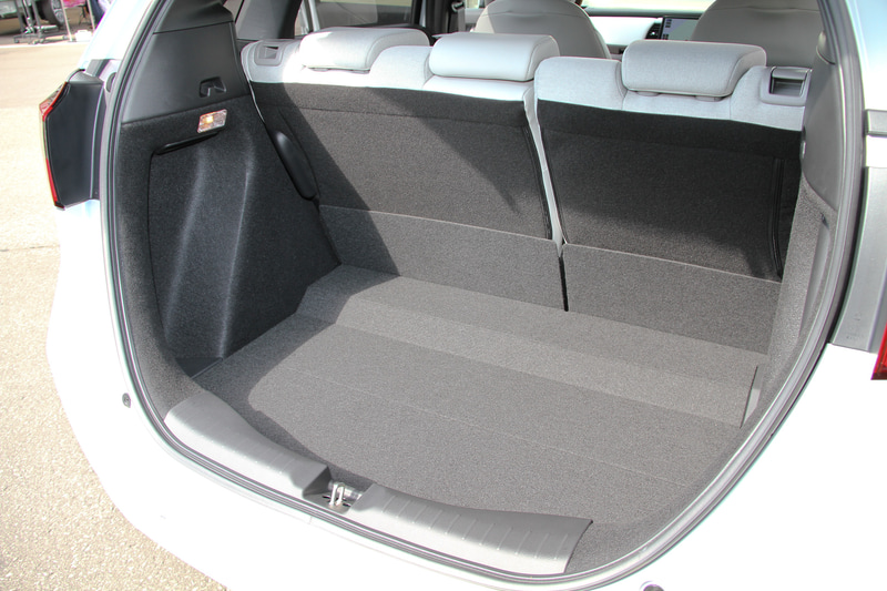 新型フィットのフロントシートは現行型の線で支えるSバネ構造から、面で支えるMAT構造に変更。柔らかな座り心地を持ちながら、乗員の体をしっかり保持する面支持構造によってロングドライブでの疲れにくさを実現したという。また、電動パーキングブレーキの標準装備化によってカバンや小物などを置くことが可能なテーブルコンソールを新採用している