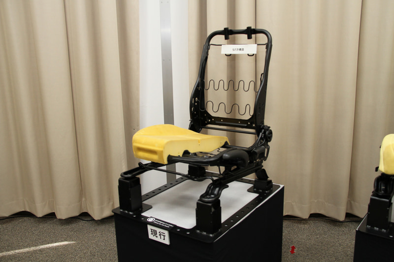 写真左がSバネ構造を用いた現行フィットのシート、右がMAT構造を用いた新型フィットのシート