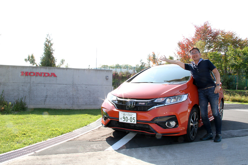 鷹栖のテストコース到着！　新型フィットがどう進化したのか確かめてきます