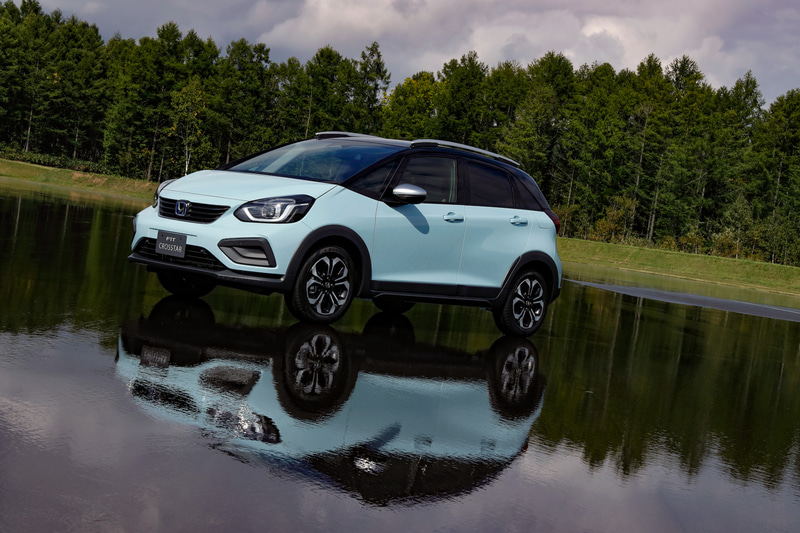 新型フィットではユーザーのライフスタイルやライフステージごとに選択できるよう、5タイプのモデルを設定。写真の「CROSSTAR（クロスター）」（上）、「HOME（ホーム）」（下）のほかに「BASIC（ベーシック）」「NESS（ネス）」「LUXE（リュクス）」が用意される