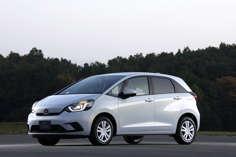 新型フィットではユーザーのライフスタイルやライフステージごとに選択できるよう、5タイプのモデルを設定。写真の「CROSSTAR（クロスター）」（上）、「HOME（ホーム）」（下）のほかに「BASIC（ベーシック）」「NESS（ネス）」「LUXE（リュクス）」が用意される