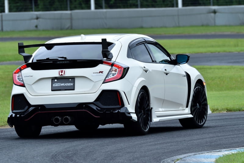 リアウイングはノーマルよりも3kgほど軽量化できていて、これからもう少しテストを重ねて、穴数を減らす方向で考えているという