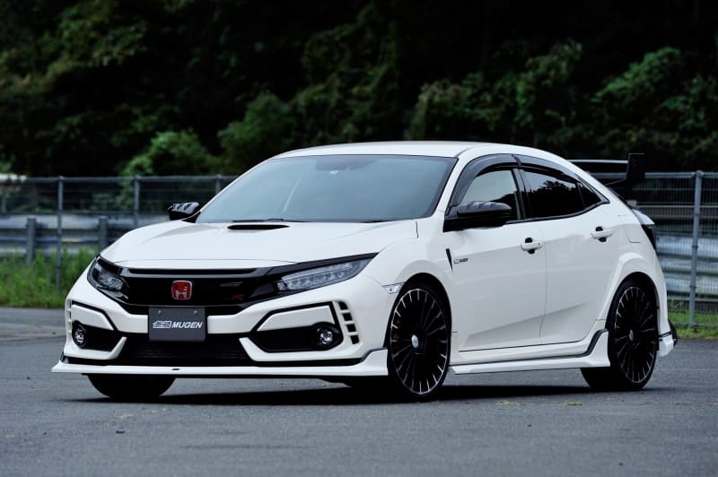 運転席、助手席、後部席の窓に装着しているベンチレーテッドバイザー（1万9800円/4枚セット）。ドライカーボン製ナンバープレートガーニッシュ（2万2000円）。「MUGEN POWER」をレーザー印字した、盗難防止にも役立つナンバープレートボルト（2530円）