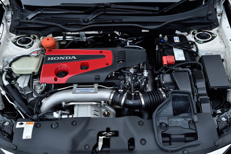 エンジン本体はノーマルのまま。アラミド耐火繊維の採用により安全性も高い、ブレーキとクラッチのリザーバータンクカバー（2200円）