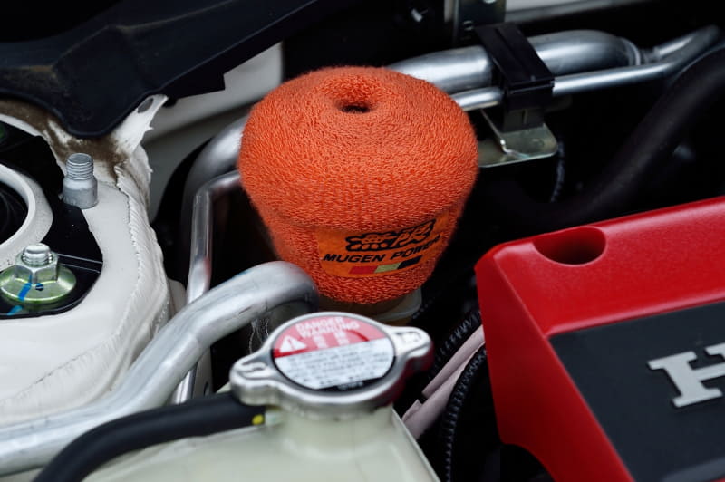 エンジン本体はノーマルのまま。アラミド耐火繊維の採用により安全性も高い、ブレーキとクラッチのリザーバータンクカバー（2200円）