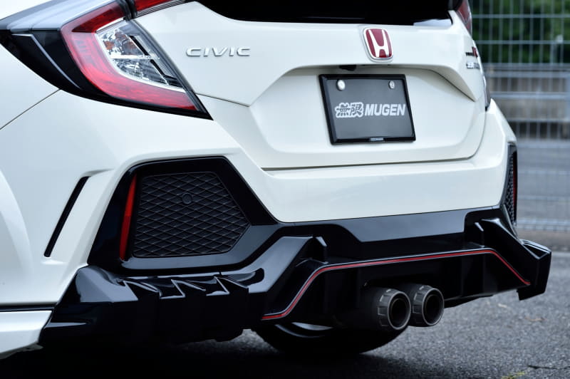 リアアンダースポイラー（未塗装8万2500円/塗装済9万200円）、ジェットエンジンノズルを参考にして、力強さ、加速感、スピード感をイメージさせるデザインにしたというスポーツエキゾーストマフラー。ノーマルに対して重量はほぼ半分。保安基準適合（64万9000円）