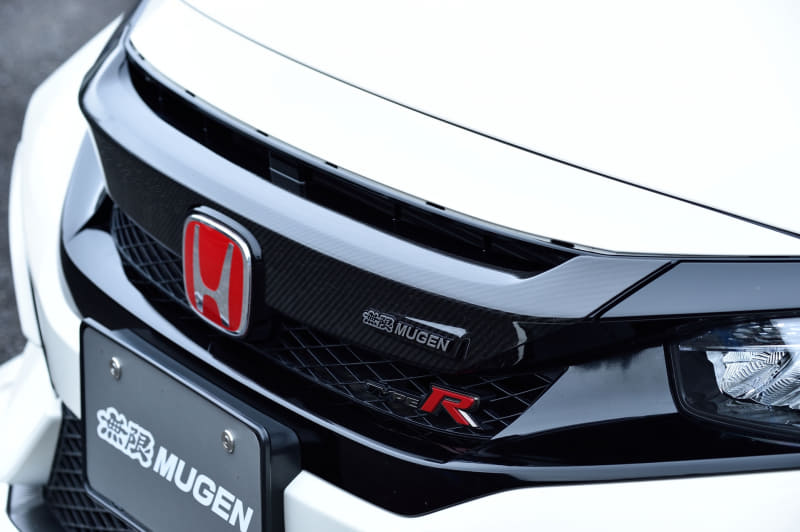 カーボンフロントグリルガーニッシュ（9万7900円）