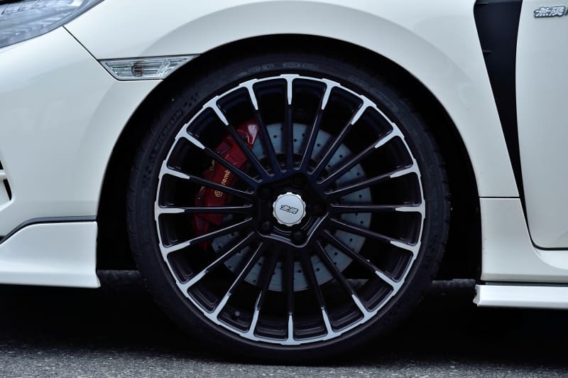 TYPE R専用設計のアルミホイール「MDCF」（16万5000円/本）。サイズはフロントが20×8.5J（インセット45）、リアが20×8.5J（インセット53）。推奨タイヤサイズは245/30R20。強化ブレーキパッドは、フロント用3万2400円、リア用2万4840円）