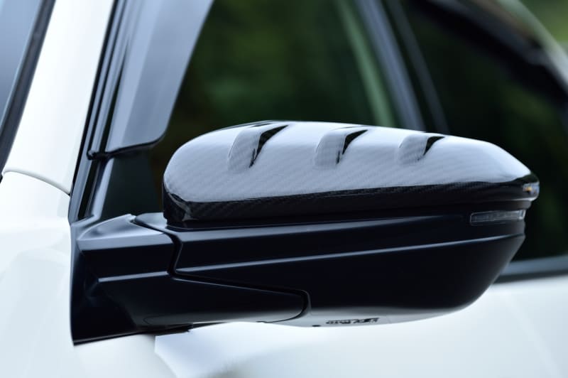 カーボンドアミラーカバー（6万3720円）。親水性広角ミラーは多層膜コーティングを施したブルー色鏡面が太陽光や夜間走行時の防眩効果を高めて目の疲労を軽減する（2万8600円）
