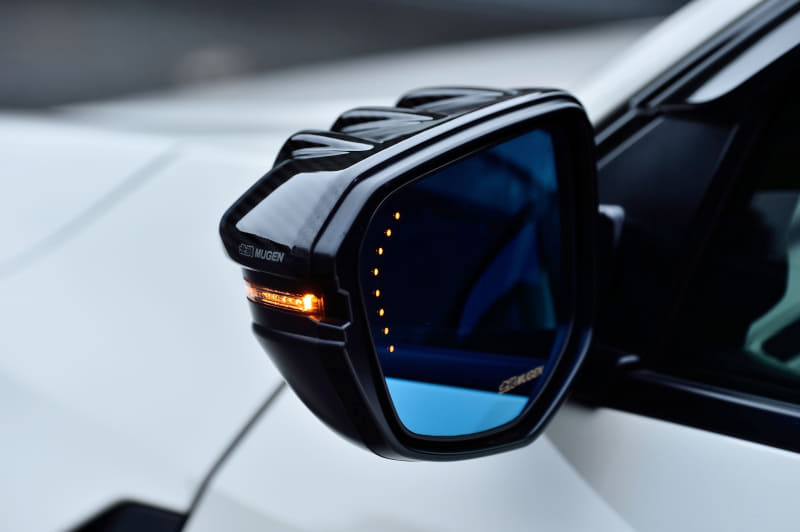 カーボンドアミラーカバー（6万3720円）。親水性広角ミラーは多層膜コーティングを施したブルー色鏡面が太陽光や夜間走行時の防眩効果を高めて目の疲労を軽減する（2万8600円）