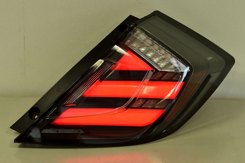 両サイドに鋭く立ち上がる無限オリジナルデザインのテールランプ。フルLEDを採用していて、ウインカーランプは流れるように発光するシーケンシャルモードも選択可能となっている（8万8000円）