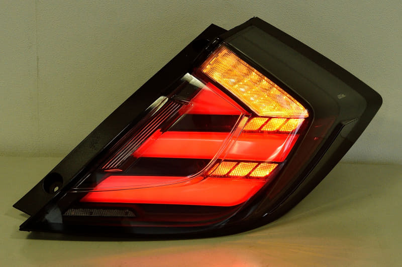 両サイドに鋭く立ち上がる無限オリジナルデザインのテールランプ。フルLEDを採用していて、ウインカーランプは流れるように発光するシーケンシャルモードも選択可能となっている（8万8000円）