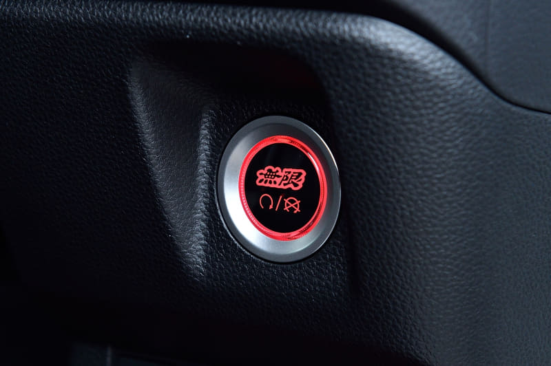 上下はドライカーボン、左右はパンチングレザーを採用し、スポーティかつ高いフィッティングにより安定感のある操作性を実現するスポーツステアリングホイール(8万9100円)。ショートストローク化と、ドライバー側へシフト位置をオフセット。リターンスプリングの変更および、マウントブッシュを排したリジッドマウント化と併せて節度感をさらに高め、確実かつ素早い操作性のシフトフィーリングを実現。クイックシフター(3万6300円)。カーボン製シフトノブ(1万9800円)。アルミ製シフトノブ(1万780円)。写真はアルミ製×本革巻きシフトノブ(1万7600円)。エンジンスタータースイッチ(1万9800円)