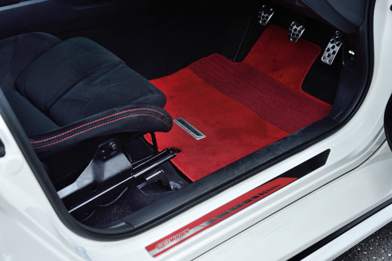 表は耐久性に優れたナイロン、裏はマットのズレを防ぐポリエステルを採用したスポーツマット（4万2900円）。色は赤と黒の2色。ラゲッジルームの汚れを抑止するラゲッジマット（2万2000円）も設定あり