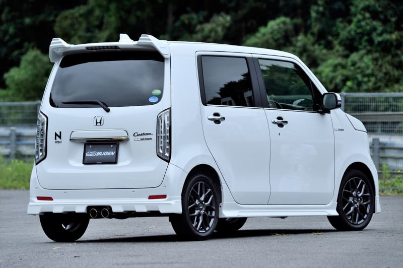 フロント、サイド、リアのスポイラー3点セットも設定（未塗装16万5000円/塗装済18万1500円）。さらにホイールもセットにした「無限パッケージ」の設定もあり。運転席、助手席、後部席の窓に装着しているベンチレーテッドバイザー（1万6500円/4枚セット）