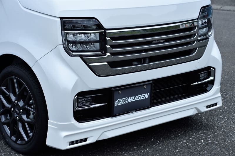 フロントスポーツグリル(6万4900円)。フロントアンダースポイラー(未塗装5万7200円/塗装済6万2700円)。サイドスポイラー(未塗装5万8300円/塗装済6万3800円)。イグニッション連動LEDのエアロイルミネーション(3万8500円)はオプション設定。ドライカーボン製カーボンナンバープレートガーニッシュ(2万2000円)。「MUGEN POWER」を印字した、盗難防止にも役立つナンバープレートボルト(2530円)。カーボン調ドアミラーステッカー(1980円)。メタル立体エンブレム(7480円)