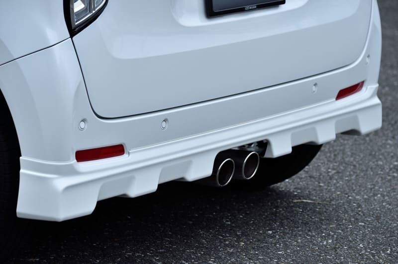 存在感を主張するリアアンダースポイラー（未塗装4万9500円/塗装済5万5000円）。優れた排気効率、消音性能、エキゾーストサウンドにこだわったデュアルエキゾーストシステムは、オールステンレス製で保安基準適合の交換用マフラー事前認証制度認定品（13万7500円～）