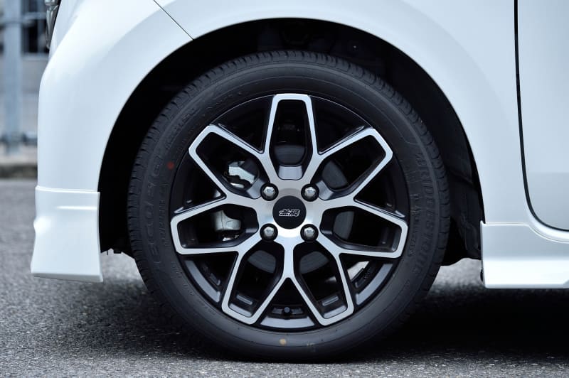 力強さとスポーティさのある7本スポーク×メッシュ形状ホイール「MDY」。サイズは15×5Ｊインセット45。フラットブラックミラーフェイス（3万1900円/本）、ハイパーシルバーとダークガンメタリック（2万9160円/本）の3色を設定。ショートサイズのホイールナット12個とロックナット4個のセットはシルバー（7150円）とブラック（8360円）の2色