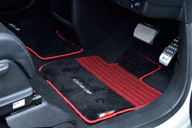 表は耐久性に優れたナイロン、裏はマットのズレを防ぐポリエステルを採用したスポーツマット（2万6400円）。色は赤と黒の2色。ラゲッジルームの汚れを抑止するスポーツラゲッジマット（2万2000円）も設定あり。滑りにくい構造になっているスポーツペダル（1万4850円）