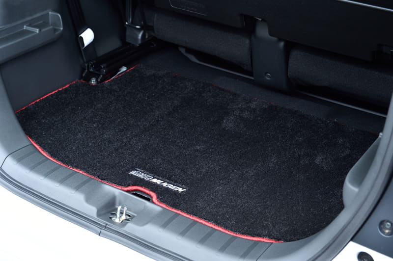 表は耐久性に優れたナイロン、裏はマットのズレを防ぐポリエステルを採用したスポーツマット（2万6400円）。色は赤と黒の2色。ラゲッジルームの汚れを抑止するスポーツラゲッジマット（2万2000円）も設定あり。滑りにくい構造になっているスポーツペダル（1万4850円）