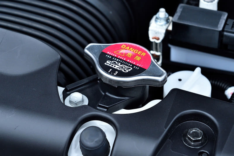 アラミド耐火繊維の採用により安全性も高い、ブレーキとクラッチのリザーバータンクカバー（2200円）。アルミ削り出しオイルフィラーキャップ（9350円）は、レッド、ブルー、シャンパンゴールド、グレーシルバー、ブラックの5色が設定される。ハイプレッシャーラジエターキャップ（2970円）