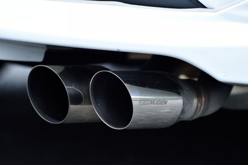 アラミド耐火繊維の採用により安全性も高い、ブレーキとクラッチのリザーバータンクカバー（2200円）。アルミ削り出しオイルフィラーキャップ（9350円）は、レッド、ブルー、シャンパンゴールド、グレーシルバー、ブラックの5色が設定される。ハイプレッシャーラジエターキャップ（2970円）