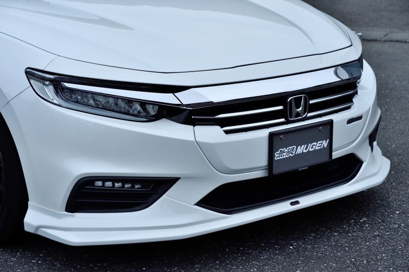 フロントグリルガーニッシュ（未塗装5万5000円/塗装済6万500円）。フロントアンダースポイラー（未塗装6万9300円/塗装済7万4800円）。サイドガーニッシュ（未塗装8万6900円/塗装済9万2400円）。リアアンダースポイラー（未塗装6万9300円/塗装済7万4800円）。カーボン調トランクスポイラー（8万5800円）。スポーツエキゾーストシステム（18万9200円）