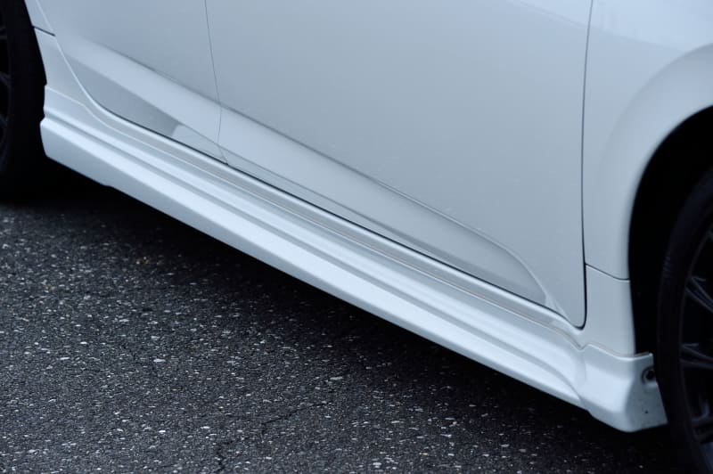 フロントグリルガーニッシュ（未塗装5万5000円/塗装済6万500円）。フロントアンダースポイラー（未塗装6万9300円/塗装済7万4800円）。サイドガーニッシュ（未塗装8万6900円/塗装済9万2400円）。リアアンダースポイラー（未塗装6万9300円/塗装済7万4800円）。カーボン調トランクスポイラー（8万5800円）。スポーツエキゾーストシステム（18万9200円）