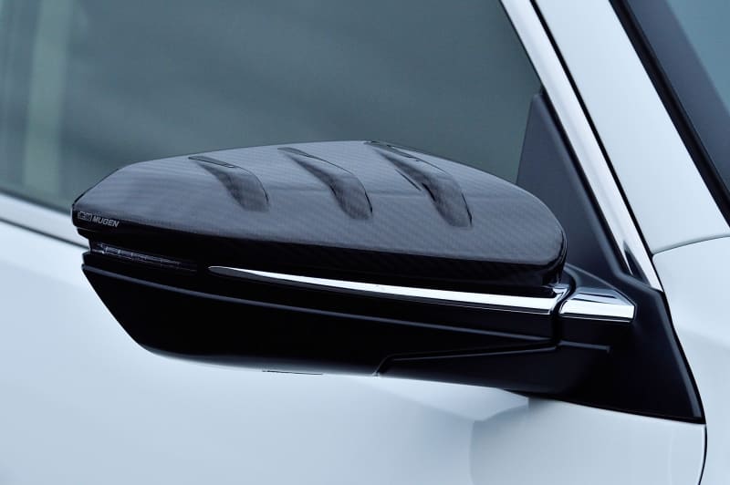 ドライカーボン製ドアミラーカバー（6万4900円）。親水性広角ブルーミラー（2万8600円）