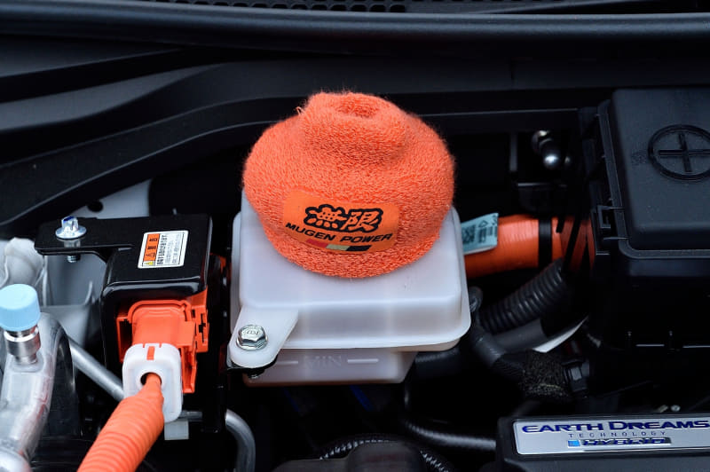 アラミド耐火繊維の採用により安全性も高い、ブレーキとクラッチのリザーバータンクカバー（2200円）。アルミ削り出しオイルフィラーキャップ（9350円）は、レッド・ブルー・シャンパンゴールド・グレーシルバー・ブラックの5色設定。ハイプレッシャーラジエターキャップ（2970円）