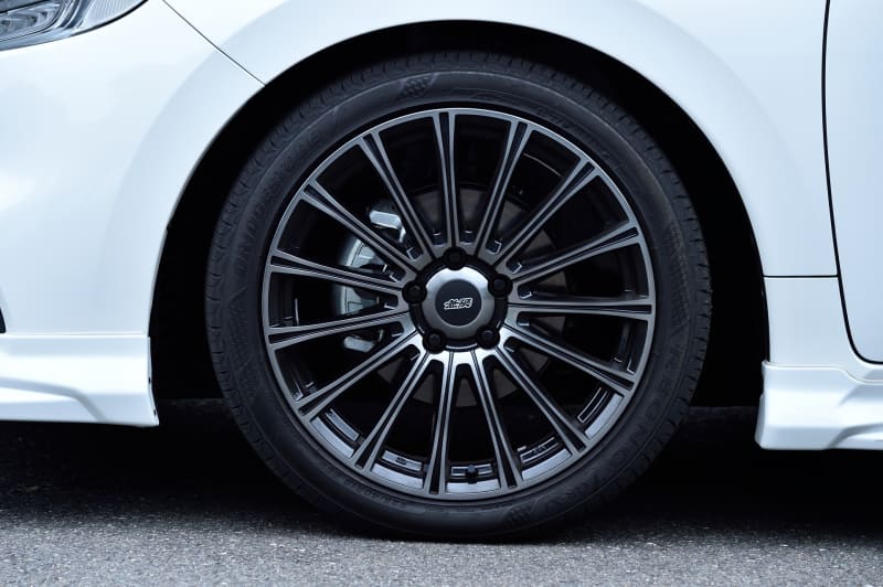 アルミホイール「MDA」。サイズは18×7 1/2Jインセット38（4万7300円/本）
