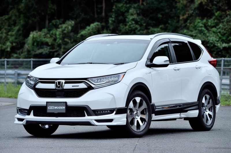 フロント、サイド、リアのスポイラー3点セットも設定（塗装済26万4000円）。さらにホイールもセットにした「無限パッケージ」の設定もあり。運転席、助手席、後部席の窓に装着しているベンチレーテッドバイザー（3万800円/4枚セット）