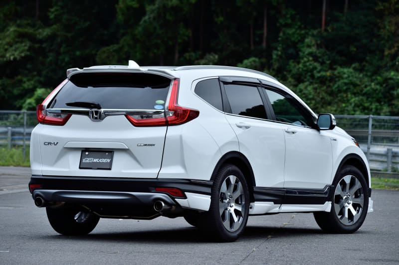 フロント、サイド、リアのスポイラー3点セットも設定（塗装済26万4000円）。さらにホイールもセットにした「無限パッケージ」の設定もあり。運転席、助手席、後部席の窓に装着しているベンチレーテッドバイザー（3万800円/4枚セット）