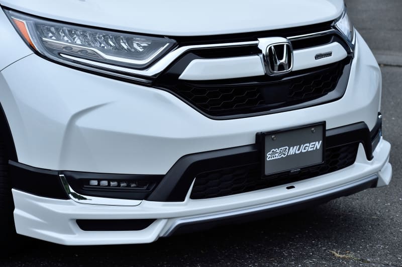 フロントグリルガーニッシュ（5万7200円）。フロントアンダースポイラー（塗装済9万3500円）。サイドガーニッシュ（塗装済11万円）。アッパーウィング（未塗装6万9300円/塗装済7万4800円）。ドライカーボン製ナンバープレートガーニッシュ（2万2000円）。「MUGEN POWER」をレーザー印字した、盗難防止にも役立つナンバープレートボルト（2530円）