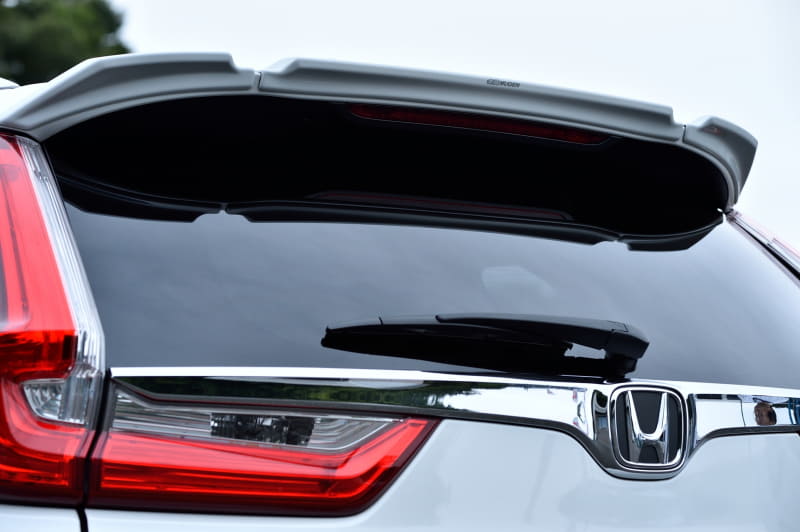 フロントグリルガーニッシュ（5万7200円）。フロントアンダースポイラー（塗装済9万3500円）。サイドガーニッシュ（塗装済11万円）。アッパーウィング（未塗装6万9300円/塗装済7万4800円）。ドライカーボン製ナンバープレートガーニッシュ（2万2000円）。「MUGEN POWER」をレーザー印字した、盗難防止にも役立つナンバープレートボルト（2530円）