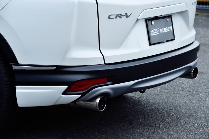 リアアンダースポイラー（塗装済6万500円）。優れた排気効率、消音性能、エキゾーストサウンドにこだわった左右2本出しスポーツエキゾーストシステムは、オールステンレス製で保安基準適合の交換用マフラー事前認証制度認定品（24万2000円）