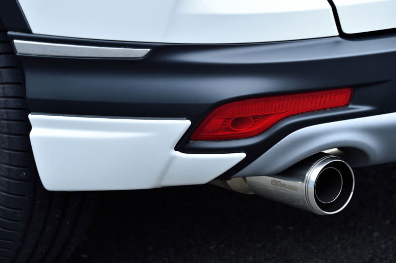 リアアンダースポイラー（塗装済6万500円）。優れた排気効率、消音性能、エキゾーストサウンドにこだわった左右2本出しスポーツエキゾーストシステムは、オールステンレス製で保安基準適合の交換用マフラー事前認証制度認定品（24万2000円）