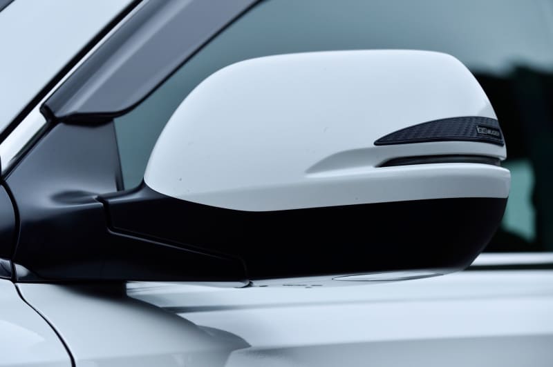 リアアンダースポイラー（塗装済6万500円）。優れた排気効率、消音性能、エキゾーストサウンドにこだわった左右2本出しスポーツエキゾーストシステムは、オールステンレス製で保安基準適合の交換用マフラー事前認証制度認定品（24万2000円）