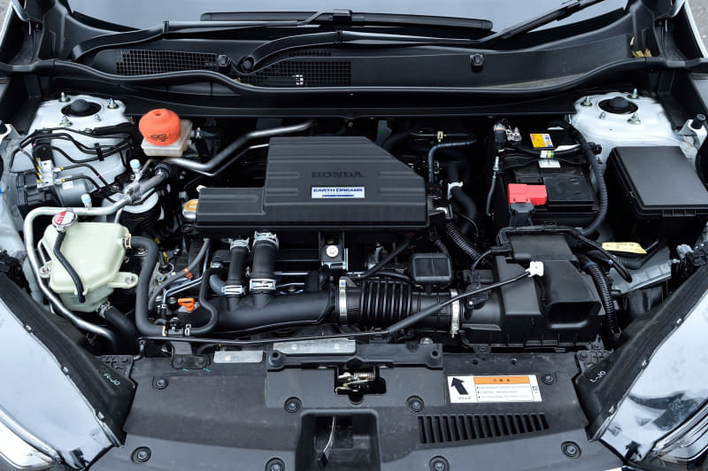 アラミド耐火繊維の採用により安全性も高い、ブレーキとクラッチのリザーバータンクカバー（2200円）。アルミ削り出しオイルフィラーキャップ（9350円）は、レッド・ブルー・シャンパンゴールド・グレーシルバー・ブラックの5色設定。ハイプレッシャーラジエターキャップ（2970円）