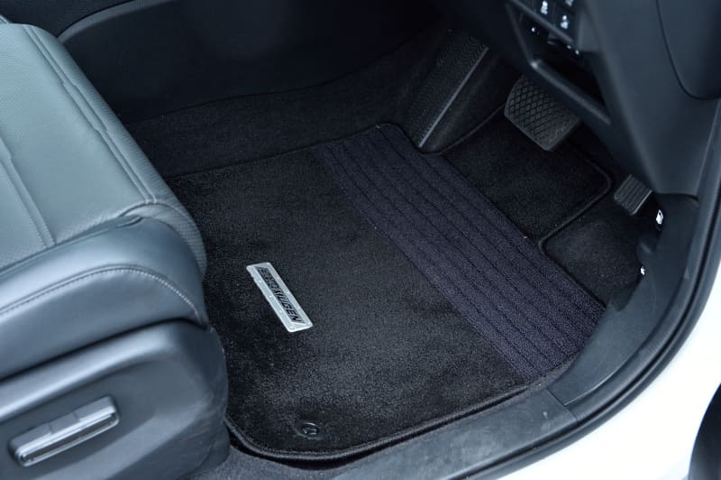 表は耐久性に優れたナイロン、裏はマットのズレを防ぐポリエステルを採用したスポーツマット（5人乗り用4万4000円/7人乗り用5万2800円）。ラゲッジルームの汚れを抑止するスポーツラゲッジマット（2万3100円）。エンジンスタータースイッチ（1万9800円）