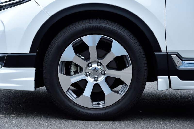 力強さと上質さで存在感を高めるアルミホイール「MDR」。高い剛性を確保し、軽量化に貢献する。サイズは19×7 1/2J インセット43（4万9500円）。ホイールナット16個とロックナット4個のセットはシルバー（8250円）とブラック（9680円）の2色