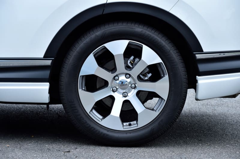 力強さと上質さで存在感を高めるアルミホイール「MDR」。高い剛性を確保し、軽量化に貢献する。サイズは19×7 1/2J インセット43（4万9500円）。ホイールナット16個とロックナット4個のセットはシルバー（8250円）とブラック（9680円）の2色