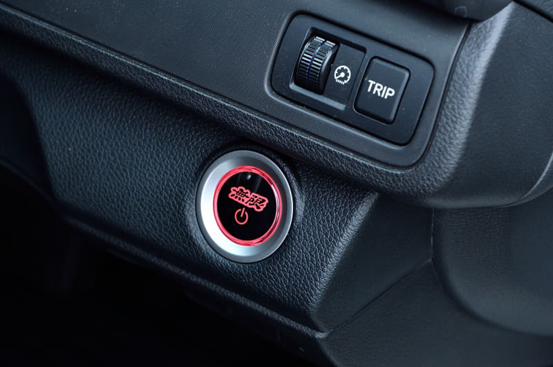 表は耐久性に優れたナイロン、裏はマットのズレを防ぐポリエステルを採用したスポーツマット（5人乗り用4万4000円/7人乗り用5万2800円）。ラゲッジルームの汚れを抑止するスポーツラゲッジマット（2万3100円）。エンジンスタータースイッチ（1万9800円）