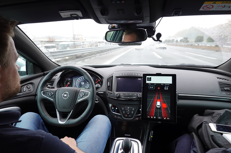 高速道路上でハンズオフ運転を可能にしているレベル2＋での自動運転の様子