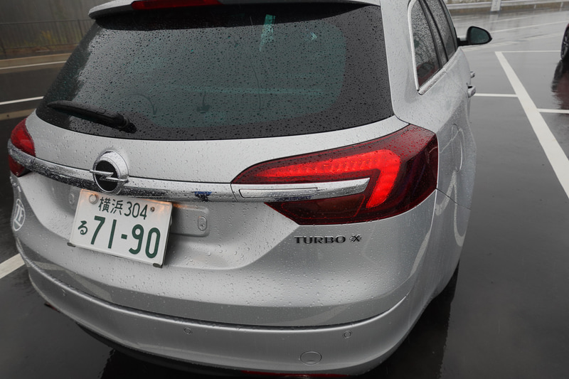 リアには左右にショートレンジのレーダーが装着されている