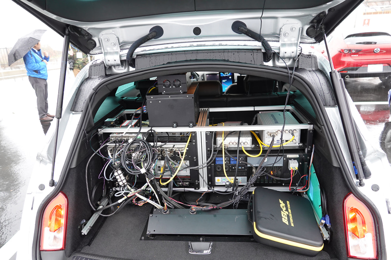 リアに積まれたコンピュータシステム、これだけ大きいのは開発段階のため